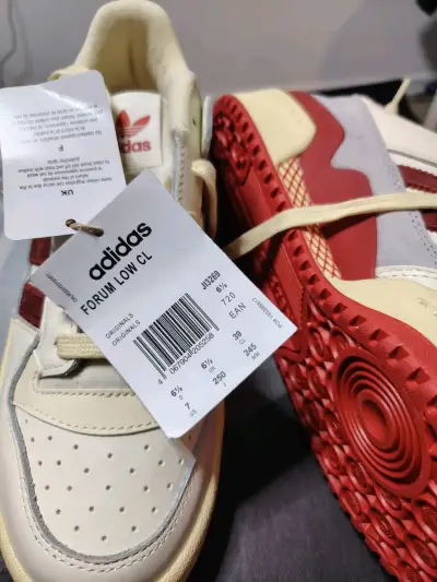 Zapatillas Adidas blancas con detalles rojos - miniatura 12