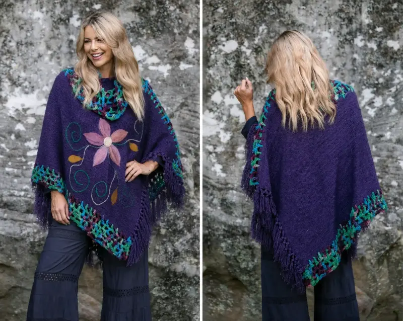 Poncho artesanal morado con diseño floral