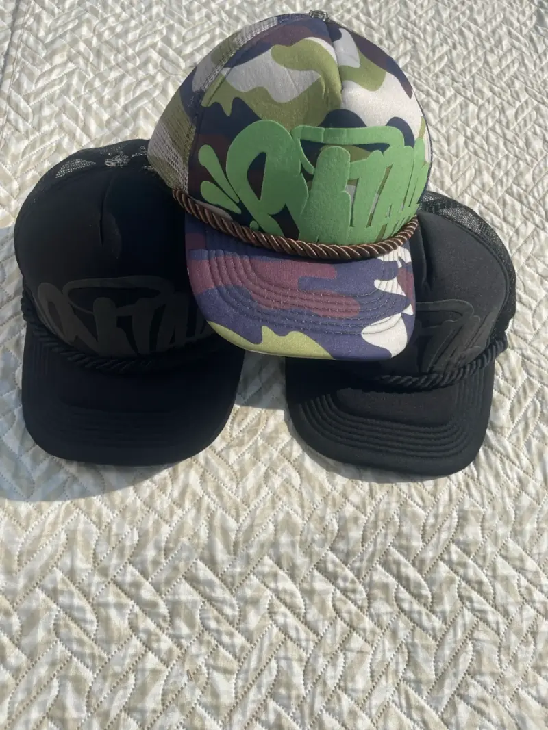 Set de gorras estilo urbano camufladas y negras - 1