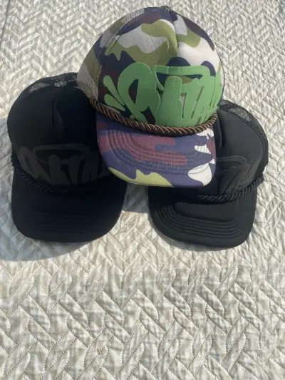 Set de gorras estilo urbano camufladas y negras - miniatura 1