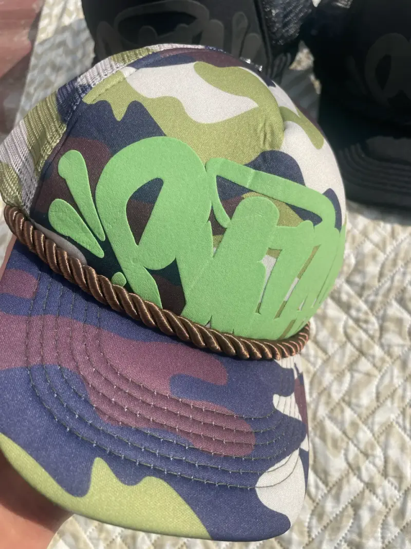 Set de gorras estilo urbano camufladas y negras - 2