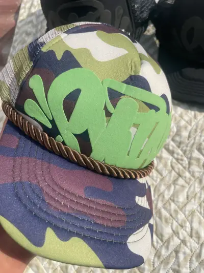 Set de gorras estilo urbano camufladas y negras - miniatura 2