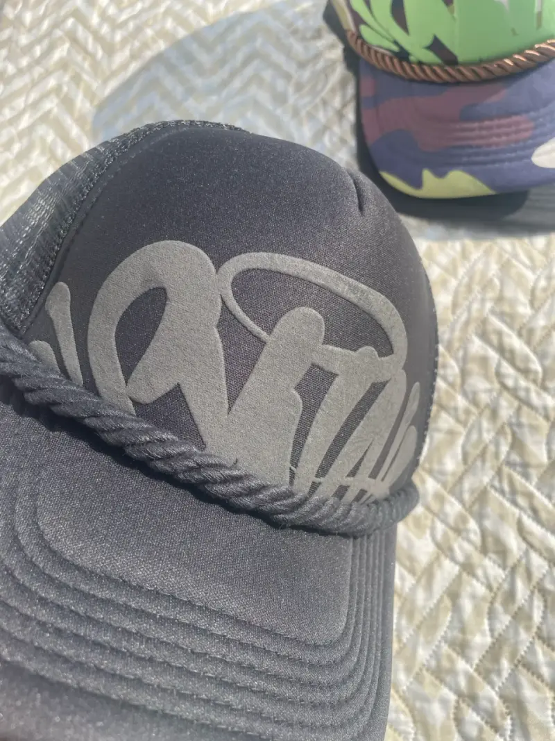 Set de gorras estilo urbano camufladas y negras - 6