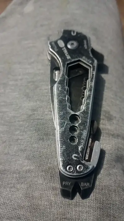 Navaja multiusos negra con herramientas integradas - miniatura 3