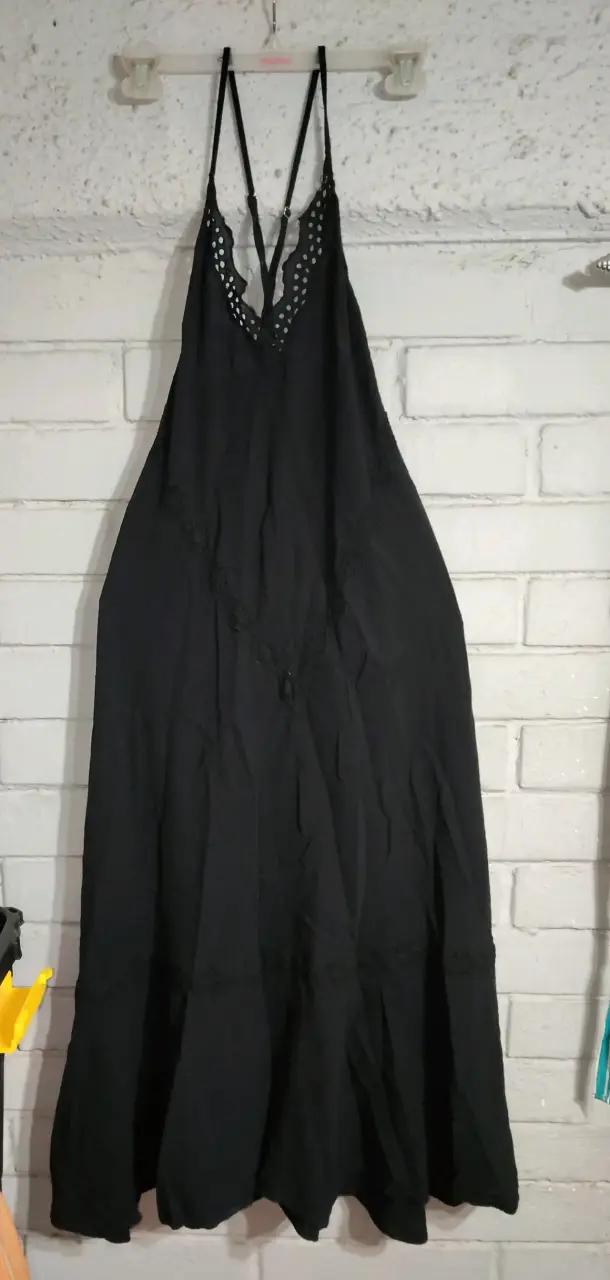 Vestido negro con tirantes y encaje - 1