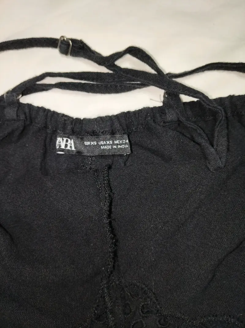 Vestido negro con tirantes y encaje - 2