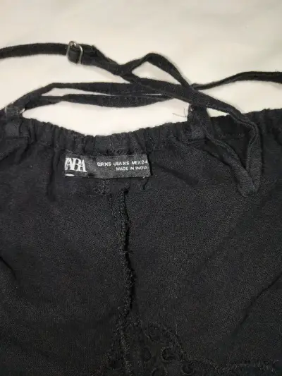 Vestido negro con tirantes y encaje - miniatura 2