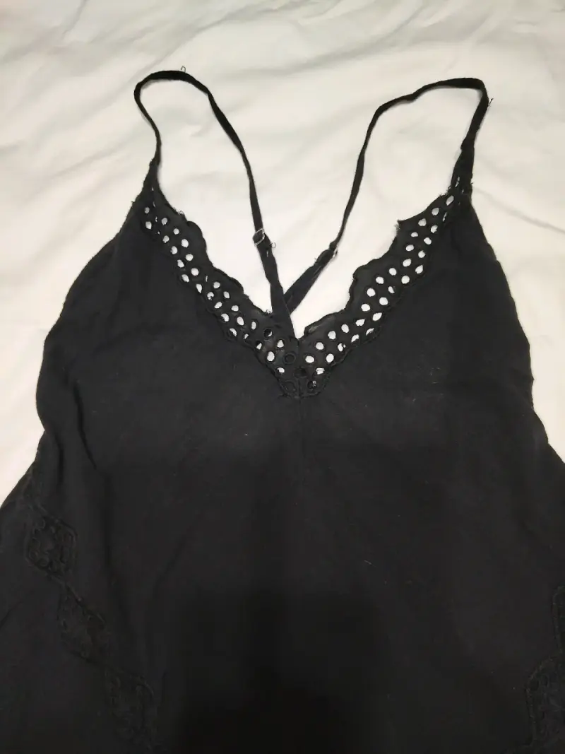 Vestido negro con tirantes y encaje - 3
