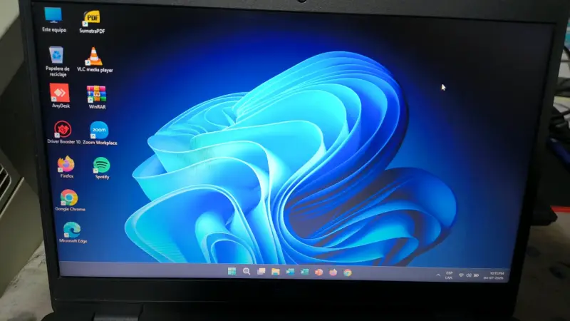 Laptop Dell con Windows 11 y pantalla HD - 1