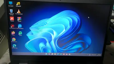 Laptop Dell con Windows 11 y pantalla HD - miniatura 1