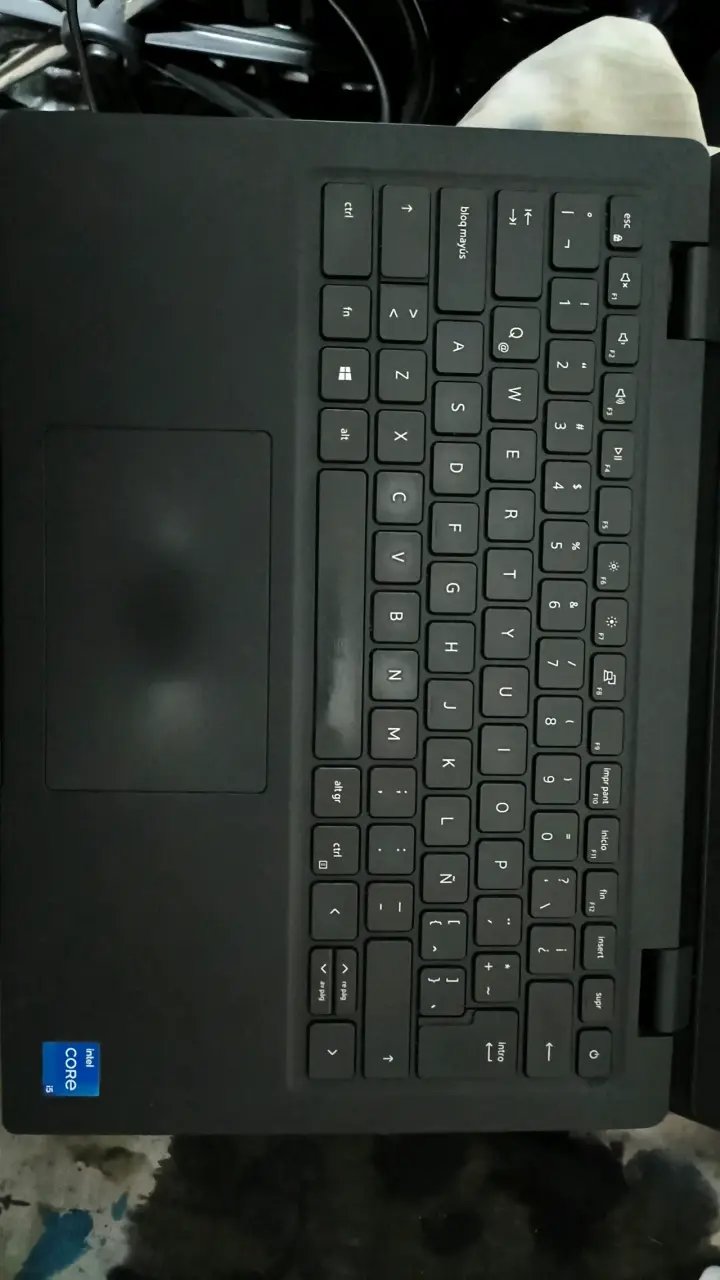 Laptop Dell con Windows 11 y pantalla HD - 3