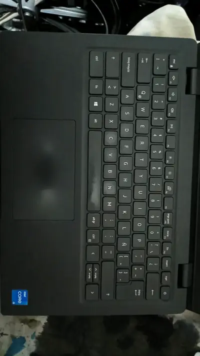 Laptop Dell con Windows 11 y pantalla HD - miniatura 3