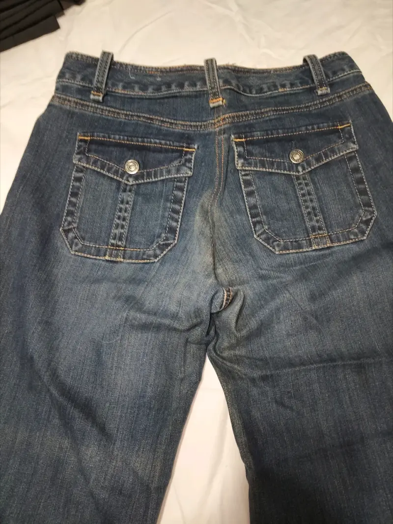 Jeans gris oscuro con bolsillos traseros - 1