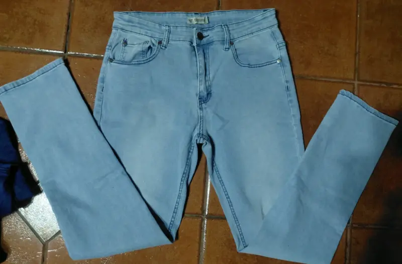 Jeans celestes de mezclilla para niño - 1