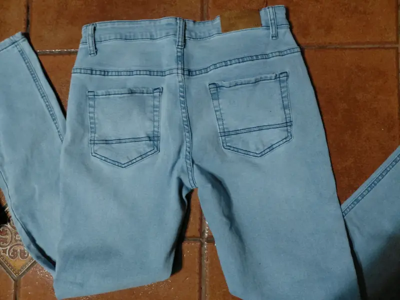 Jeans celestes de mezclilla para niño - 2