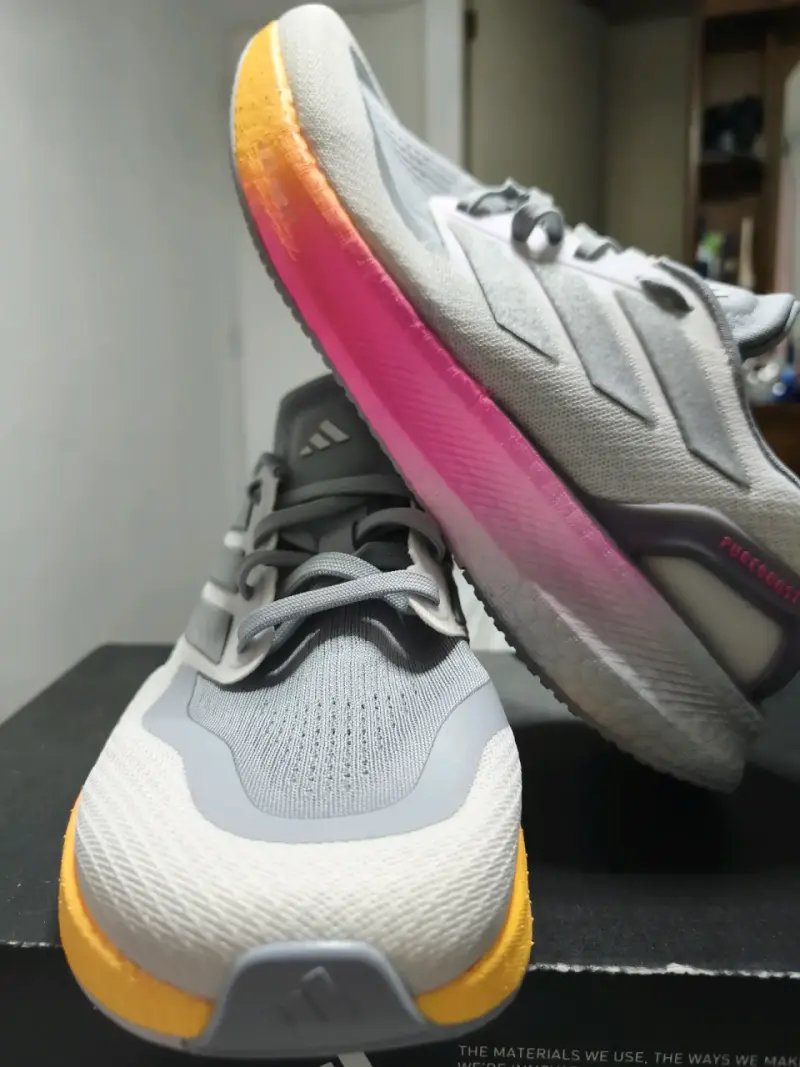 Zapatillas deportivas Adidas grises con suela multicolor - 12