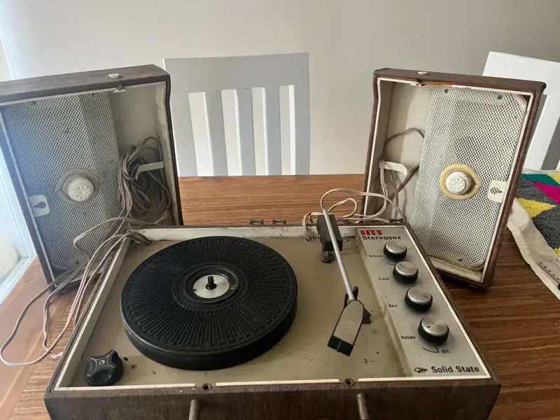 Tocadiscos vintage con parlantes integrados - 2