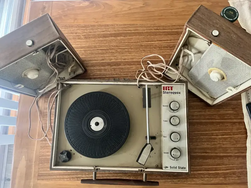 Tocadiscos vintage con parlantes integrados - 3