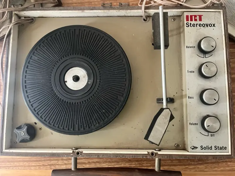 Tocadiscos vintage con parlantes integrados - 4