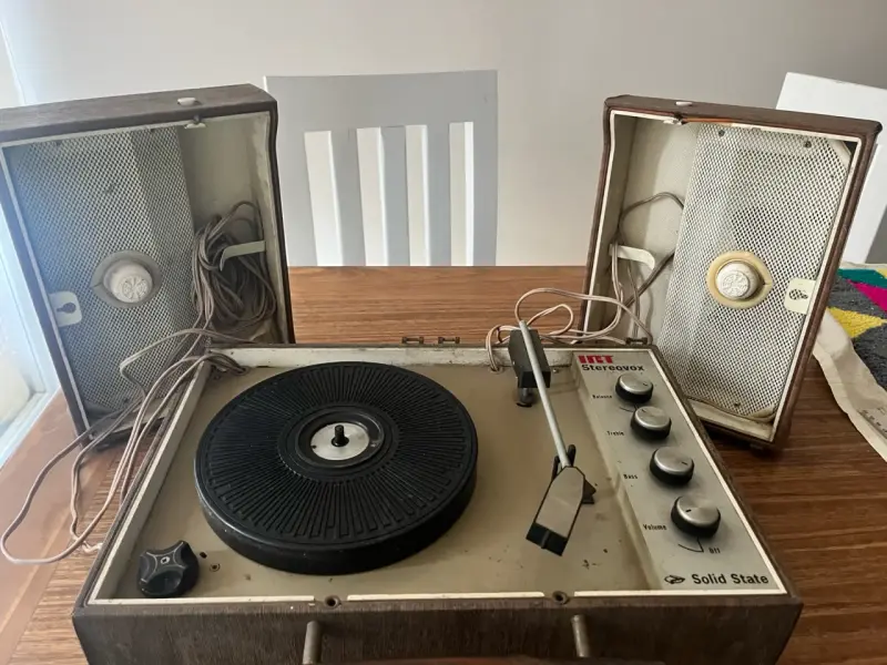 Tocadiscos vintage con parlantes integrados - 5