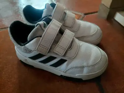 Zapatillas infantiles Adidas y puma blancas - miniatura 1