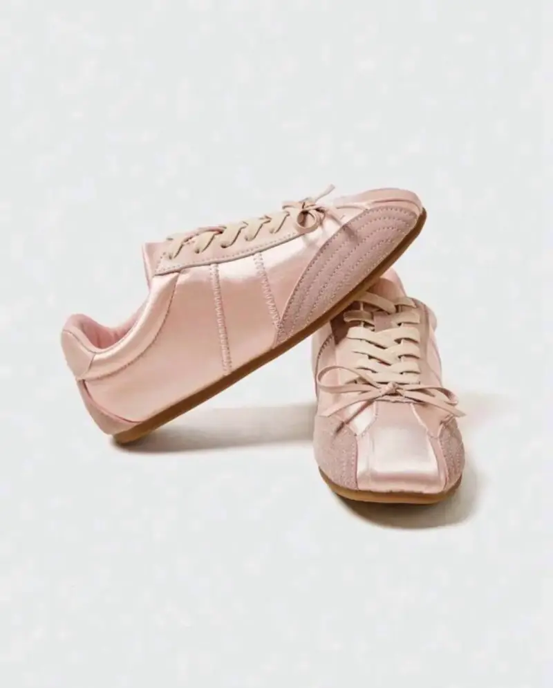 Zapatillas deportivas rosadas de satén - 1