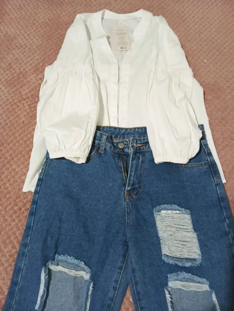 Blusa blanca y jeans desgastados mujer - 1