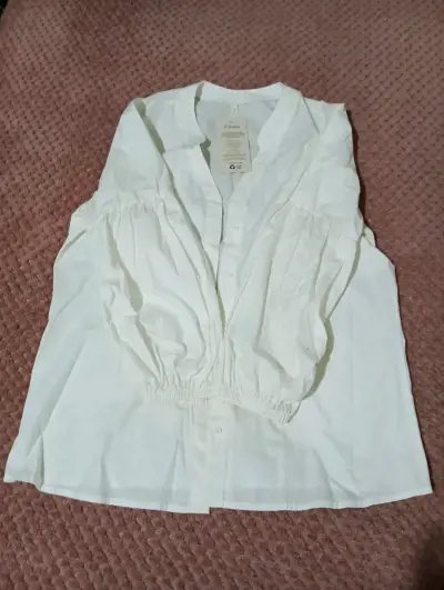 Blusa blanca y jeans desgastados mujer - miniatura 2