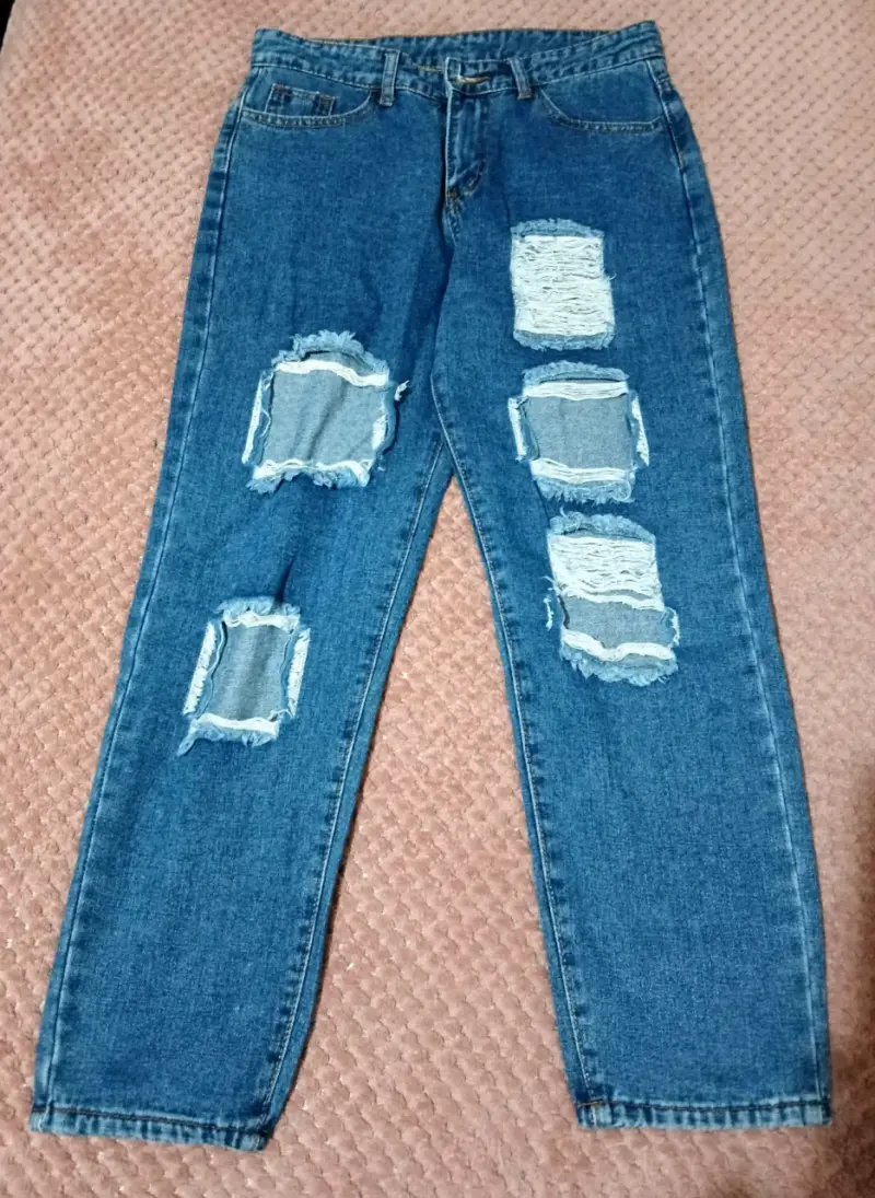 Blusa blanca y jeans desgastados mujer - 3
