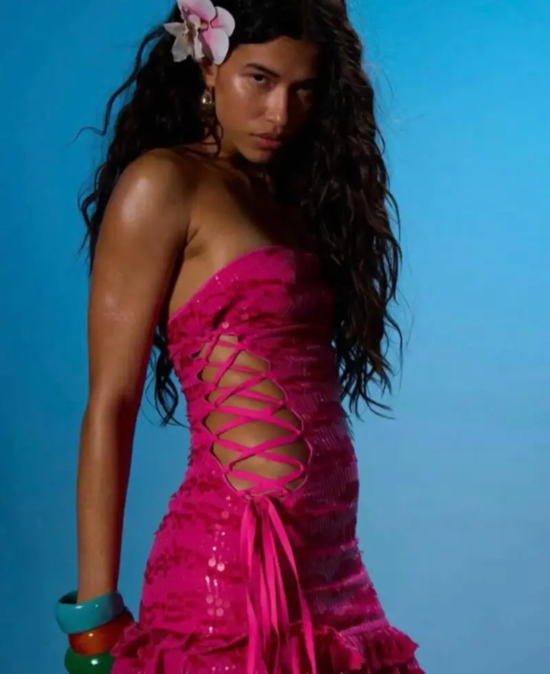 Vestido corto rosa con lentejuelas y lazos - 2