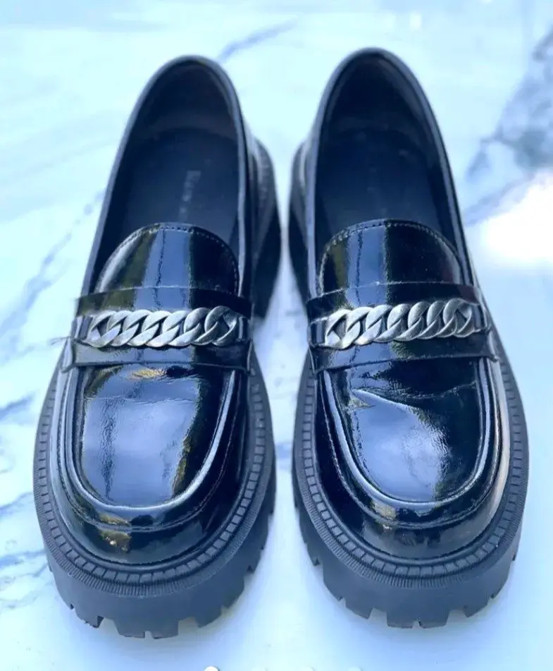 Mocasines negros de charol con cadena - 1