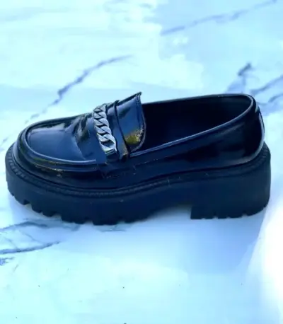 Mocasines negros de charol con cadena - miniatura 2