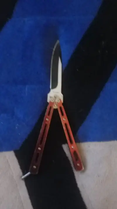 Cuchillo mariposa con mango rojo - miniatura 1