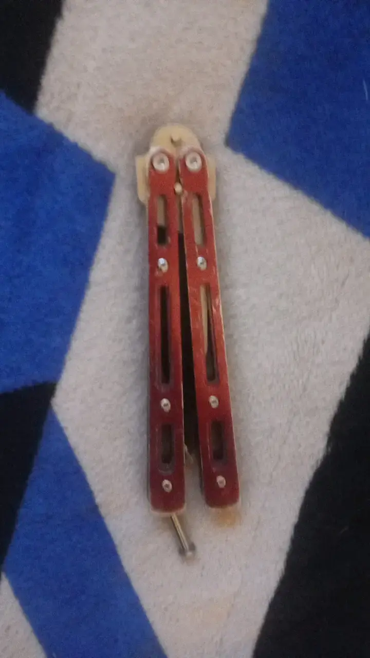 Cuchillo mariposa con mango rojo - 2