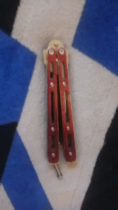 Cuchillo mariposa con mango rojo - miniatura 2