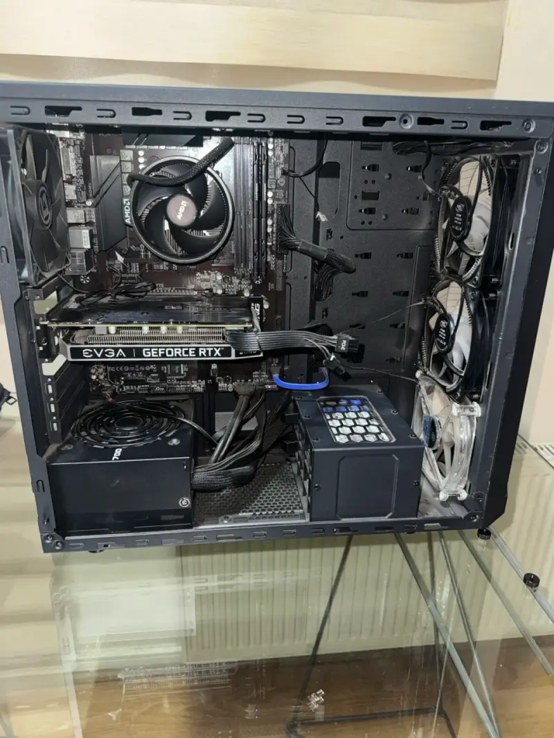 PC de escritorio gaming con tarjeta gráfica RTX - 1