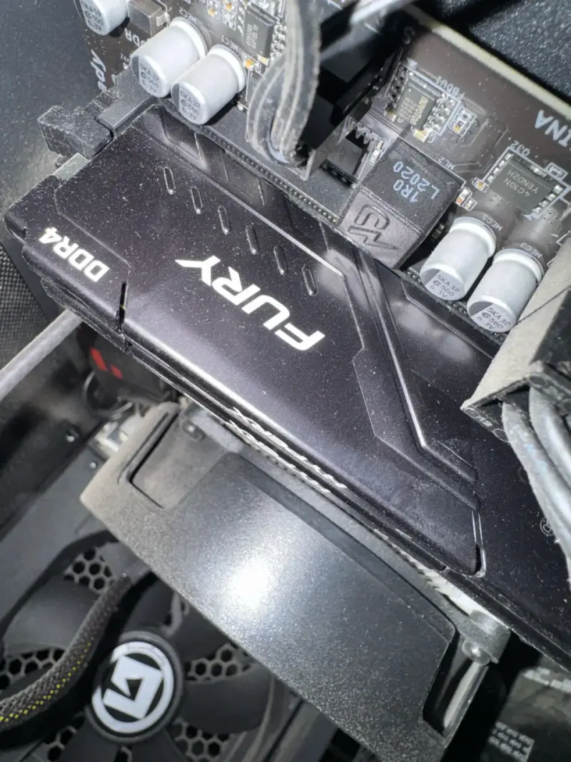 PC de escritorio gaming con tarjeta gráfica RTX - 4