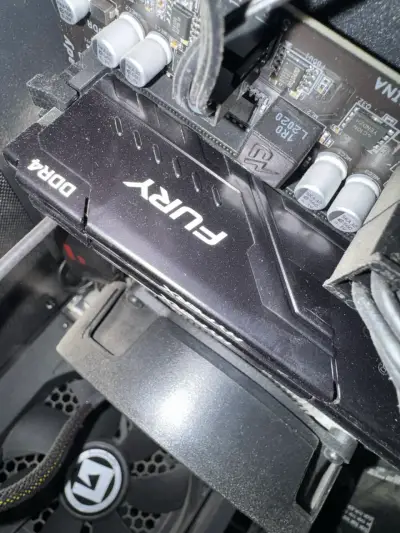 PC de escritorio gaming con tarjeta gráfica RTX - miniatura 4