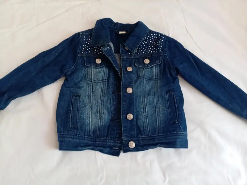 Chaqueta de mezclilla con tachas para niña talla 4