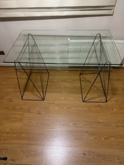 Escritorio de vidrio templado con base metálica – - miniatura 1