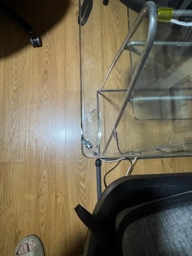 Escritorio de vidrio templado con base metálica – - 4