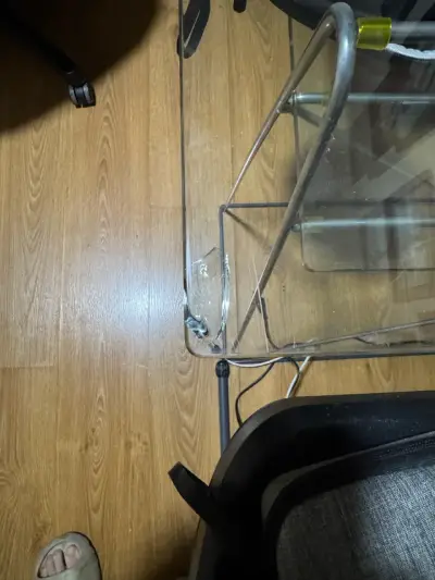 Escritorio de vidrio templado con base metálica – - miniatura 4