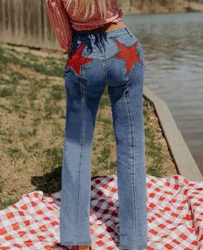 Jeans de mujer con estrellas rojas - miniatura 1