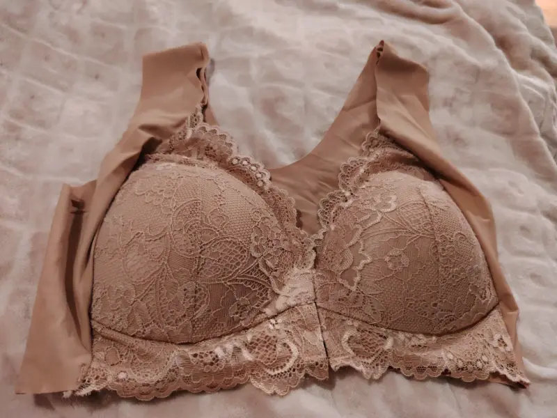 Sostén de encaje color beige - 1