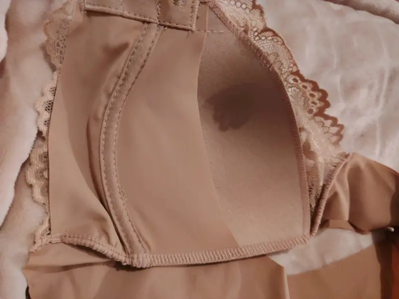Sostén de encaje color beige - 4
