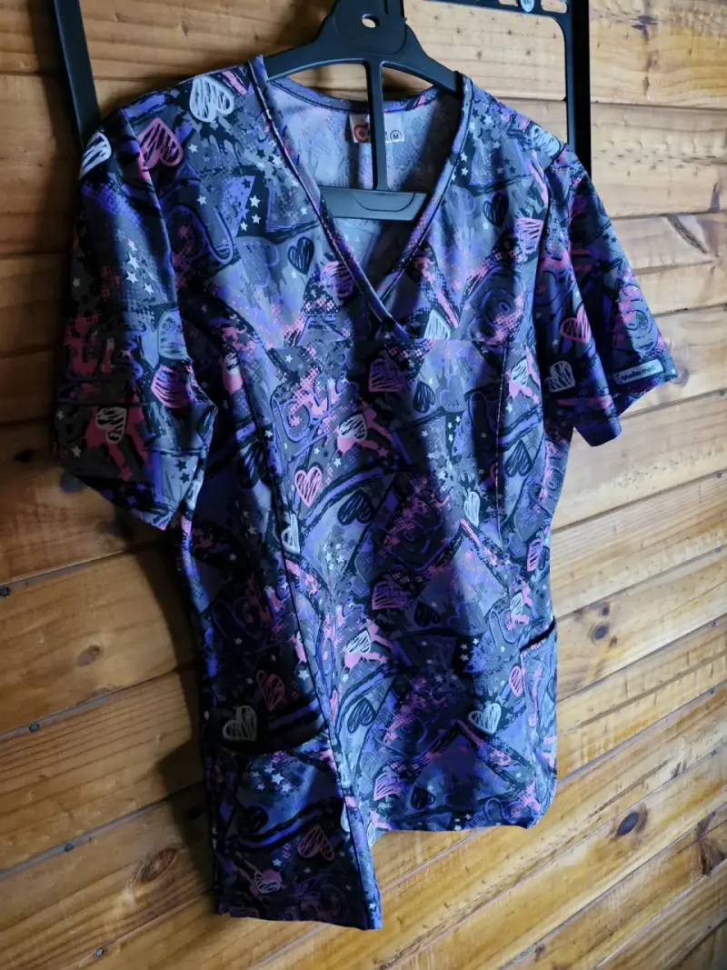 Blusa médica estampada colorida