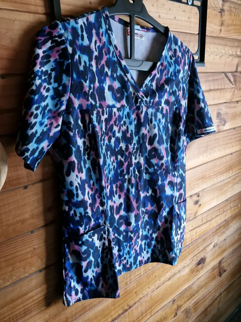 Blusa médica estampada de colores