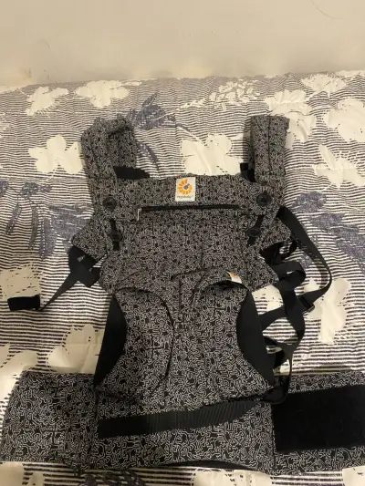 Portabebés ergonómico ergobaby  negro con diseño - miniatura 1