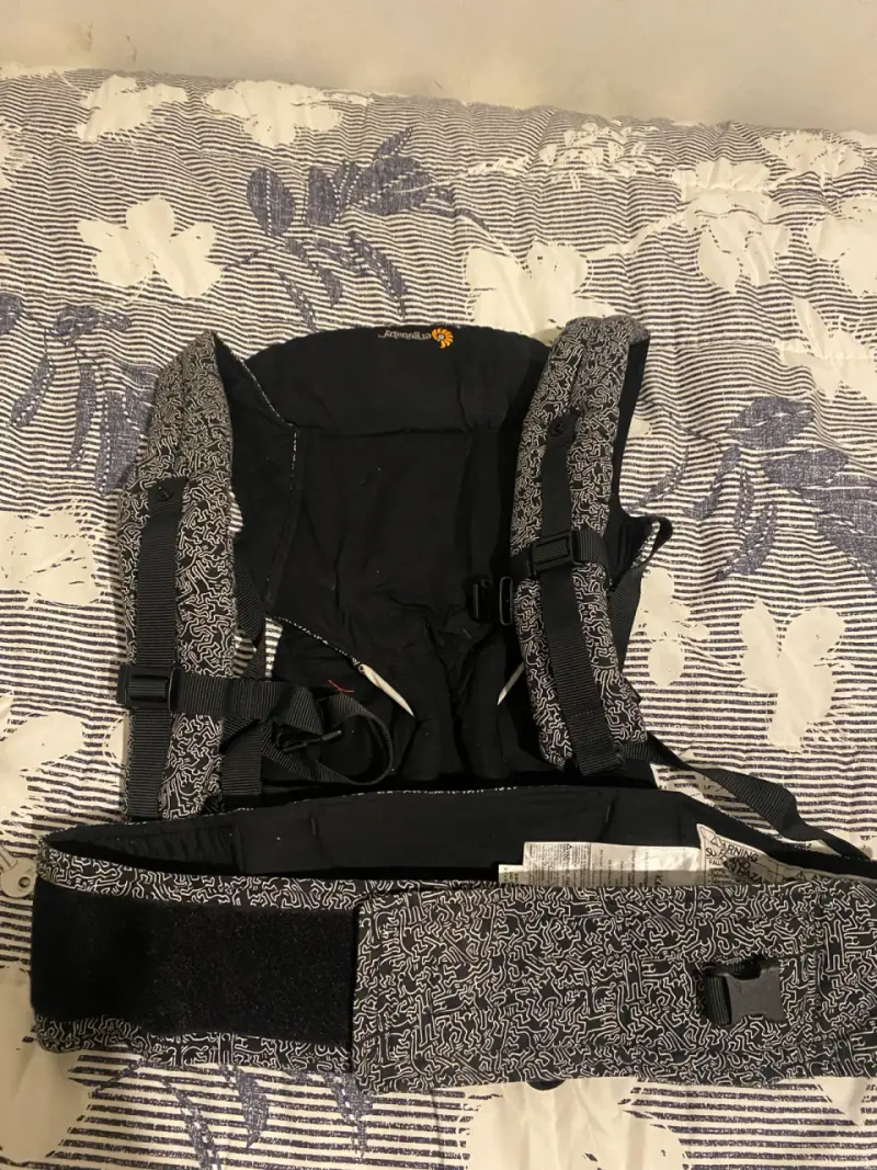 Portabebés ergonómico ergobaby negro con diseño - 2