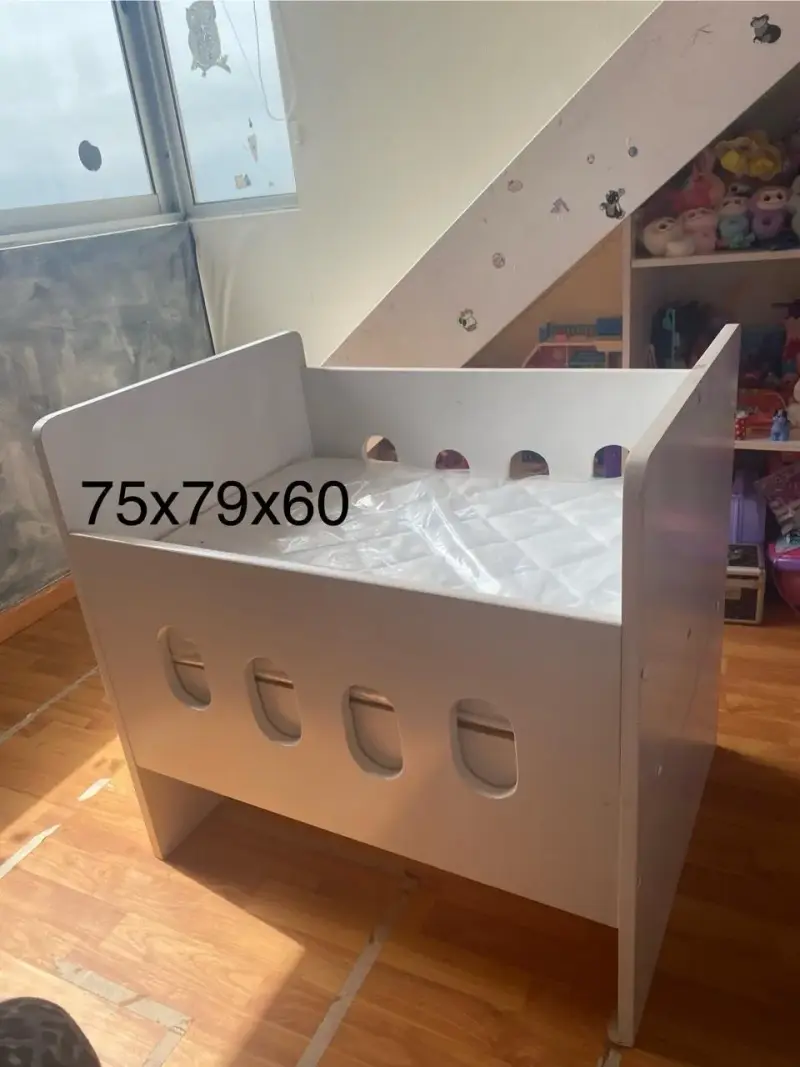 Cuna de madera blanca para bebé